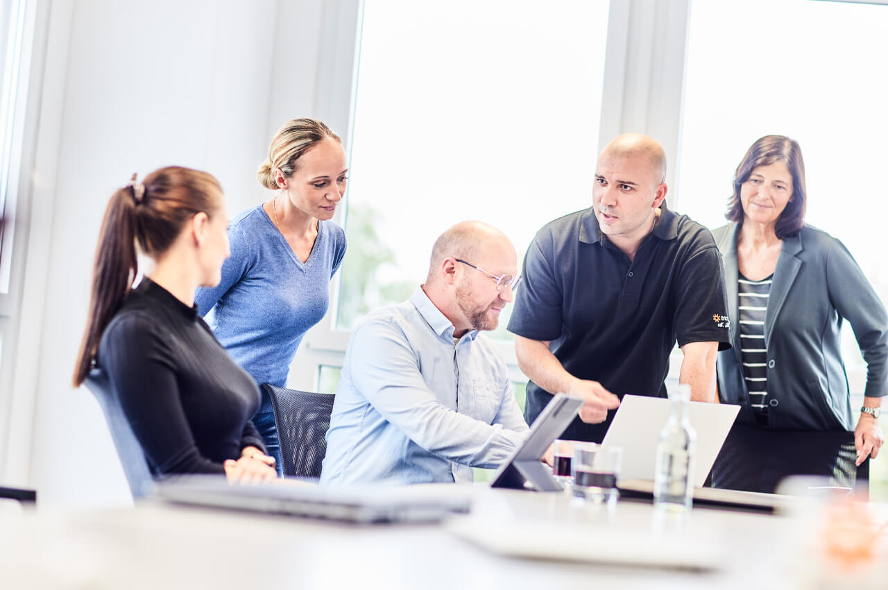 Team bespricht Projektideen im Konferenzraum – Fokus auf Zusammenarbeit und technische Entwicklung.