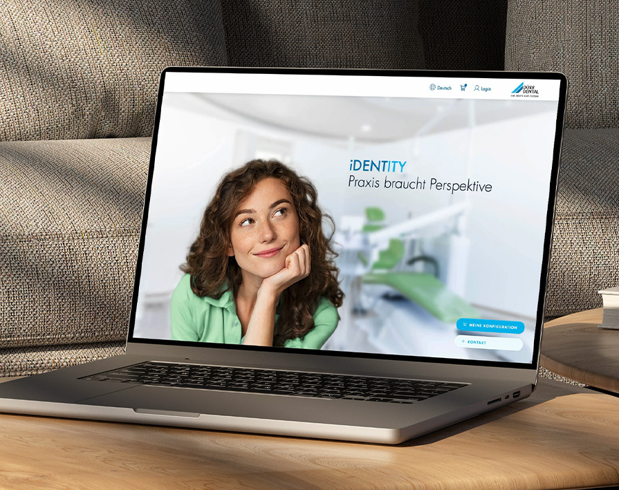 Laptop-Bildschirm mit einer junge Frau in grüner Kleidung vor einer hellen Zahnarztpraxis, begleitet vom Slogan „iDENTITY – Praxis braucht Perspektive“.