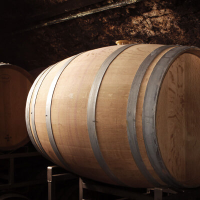 Holzfass mit metallenen Reifen im Weinkeller